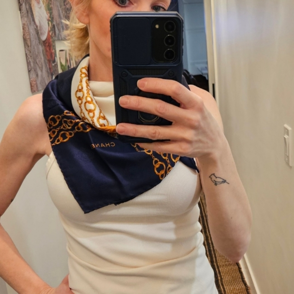 BAG GAME ITEM 📢 CHANEL CC Logo Chain Motif 100% Silk Scarf AUTHENTIC ✨️ - Picture 6 of 8